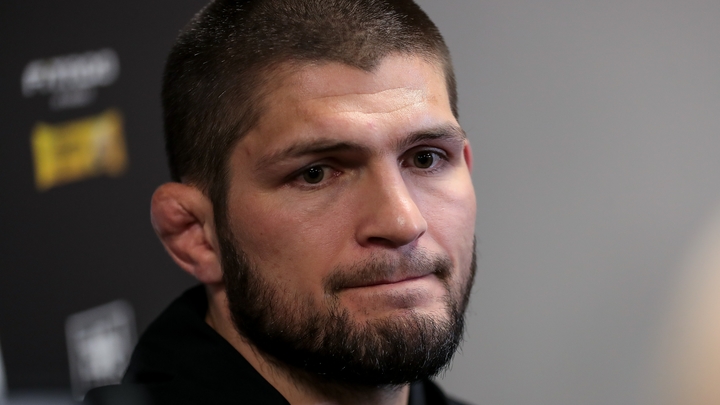 Бойца Хабиба Нурмагомедова вывели из самолёта в Лас-Вегасе: Что произошло