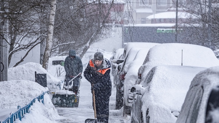 Метель и затяжной снегопад обещают жителям Москвы и Подмосковья