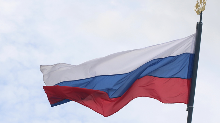 Снова Кавказ? Группа молодых людей просидела гимн России в Дагестане