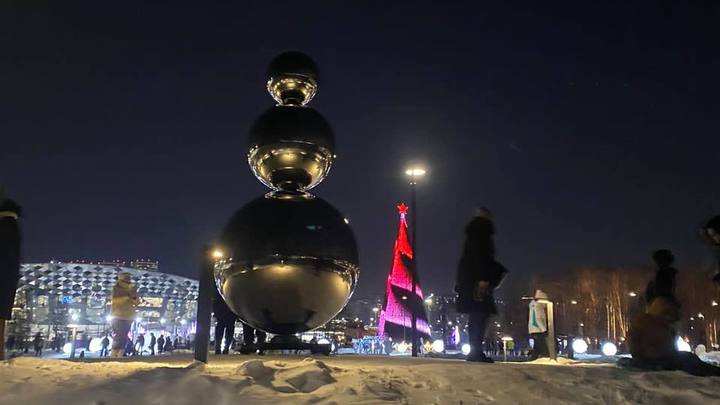 В парке Арена в Новосибирске установили арт-объект Снежная баба