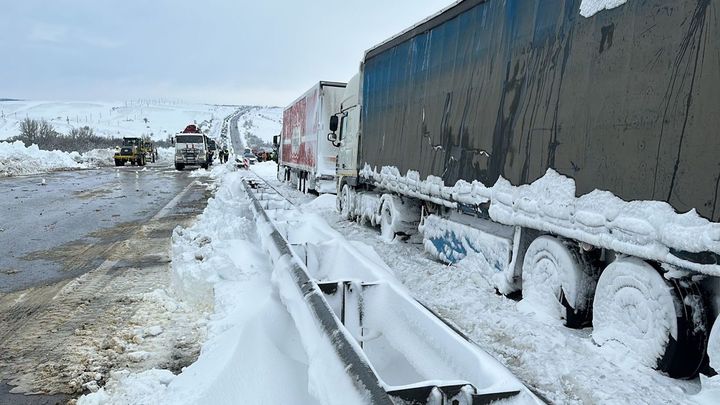 На заснеженной трассе М-4 в Ростовской области движение возобновилось в обе стороны. Но не для всех