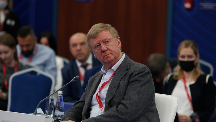 Путин официально снял с должности Чубайса