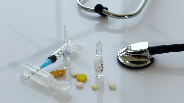 Гинцбург допустил употребление алкоголя во время вакцинации от гриппа в период праздников