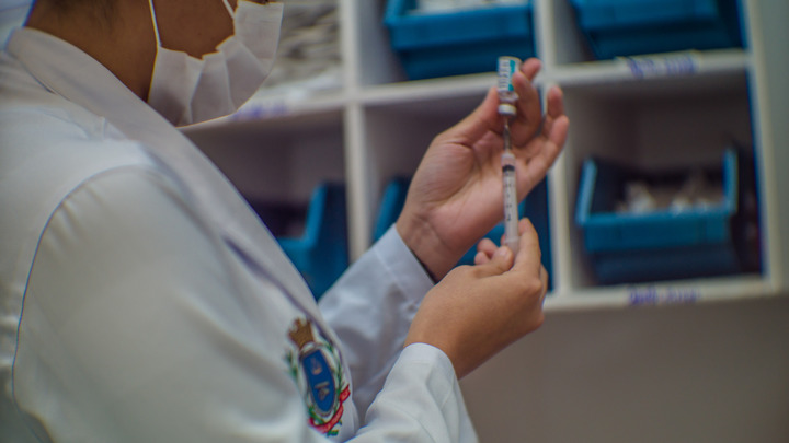 Вирусолог рассказал, когда вакцинироваться перенёсшим ковид в лёгкой форме