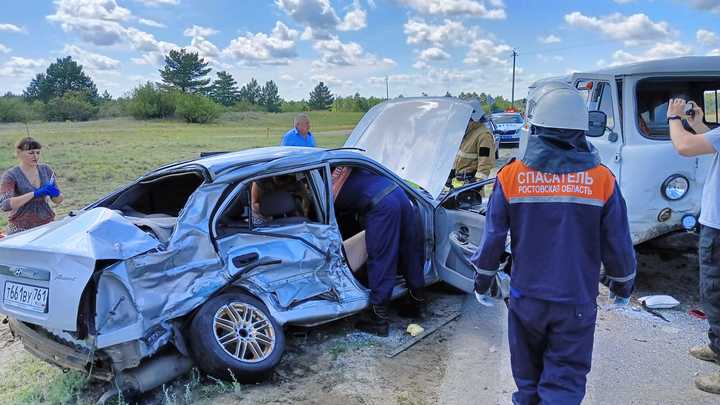 В Ростовской области спасатели вырезали из автомобиля зажатых после аварии людей