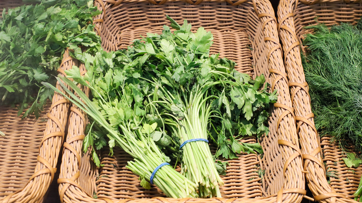 От паразитов и нитратов: Назван простой способ очистить покупную зелень