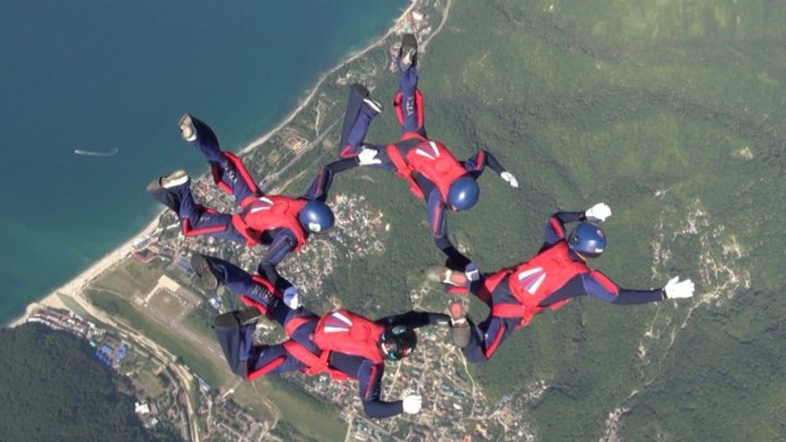 Zнаки в воздухе. Парашютисты поддержали спецоперацию России с высоты 3 тысячи метров