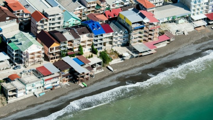 В Крыму неадекватный водитель поддержал Украину: перекрыл дорогу пешеходам