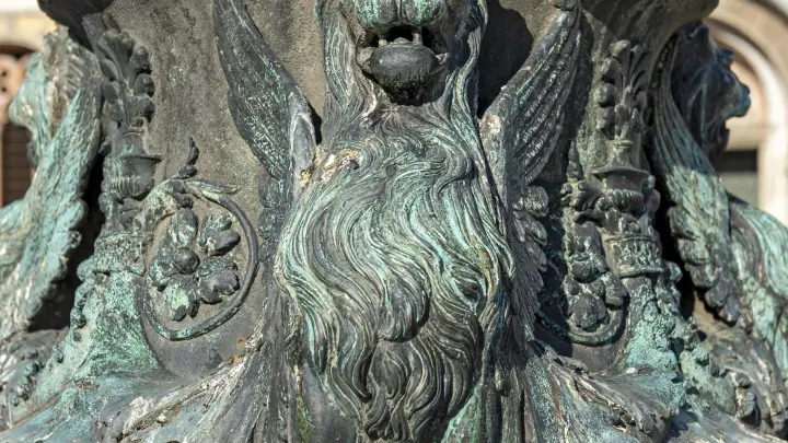 Тайна семисотлетней статуи: как китайский хранитель стал символом Венеции