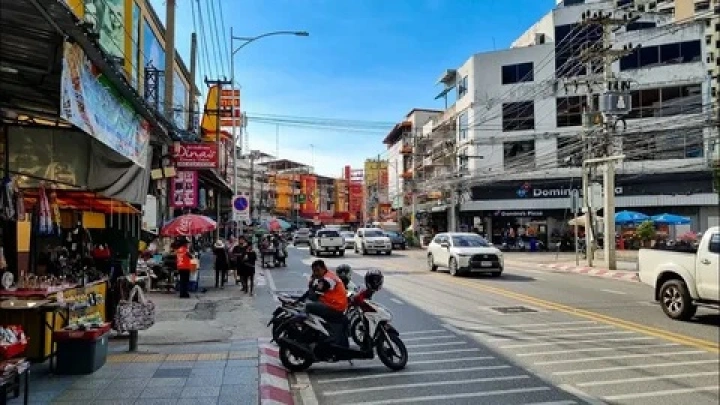 Тайский курорт в шоке: Почему житель России устроил «туалет» на оживлённой улице