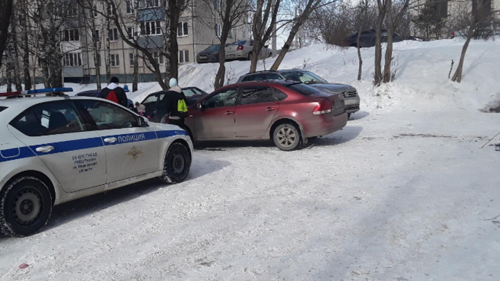 В Иванове 8 марта восьмилетняя девочка каталась с горки и попала под машину