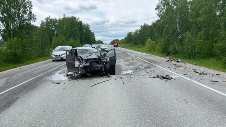 Один из автомобилей выехал на встречную полосу и устроил массовую аварию.