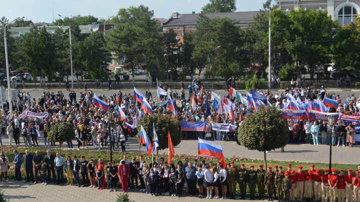 Жители Новочеркасска вышли на митинг в поддержку участников спецоперации