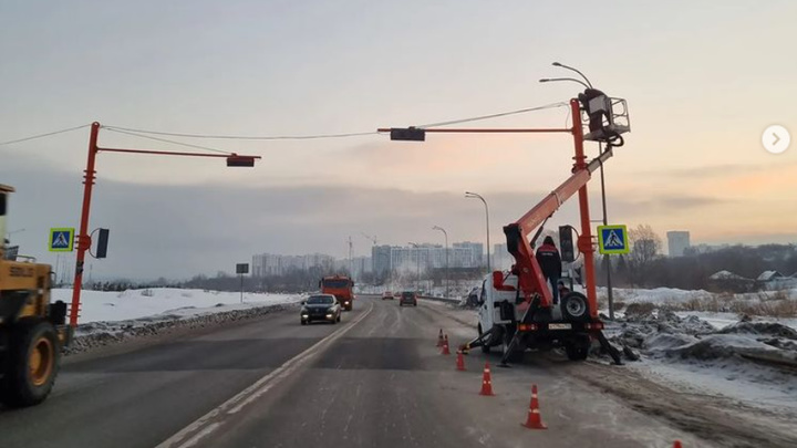 Новый светофор напротив “Кузбасс-Арены” в Кемерове заработает в конце января
