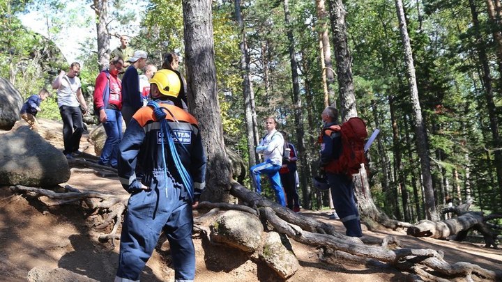 Две женщины сорвались с 30-метрового обрыва в Красноярске