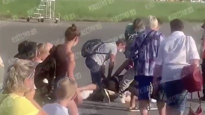 Пассажиры рейса Сочи-Москва подрались из-за длинных волос