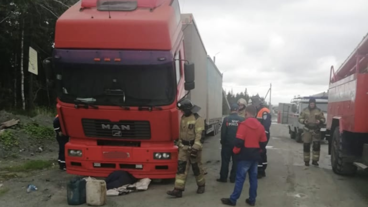 В Челябинской области дальнобойщик погиб на трассе М-5 во время ремонта авто