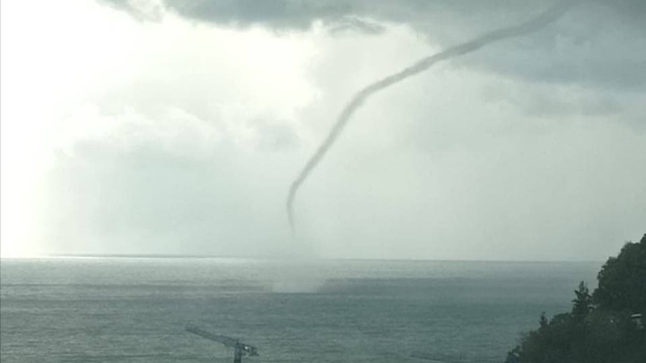 Лотки и палатки уплыли в море: Лазаревское приходит в себя после шторма