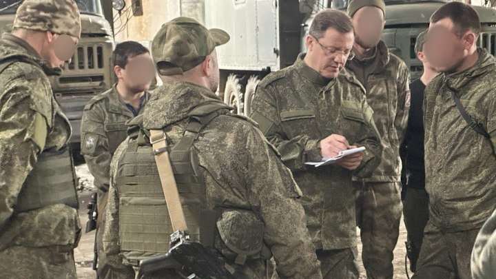 Главная задача-приближение победы: Дмитрий Азаров в ходе поездки в зону СВО встретился с земляками