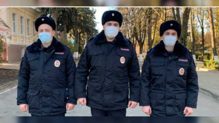 Внезапно потеряла сознание: В Лабинске женщина-инвалид на коляске врезалась в ограждение