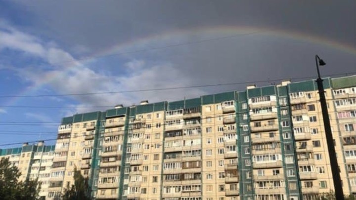 После дождя и града небо Петербурга украсила радуга