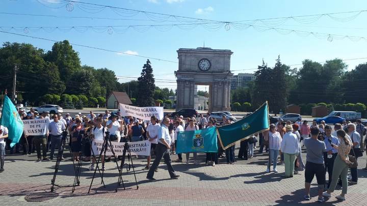 В Кишиневе - акция протеста против уничтожения университетов: Это не реформы, а кошмар!