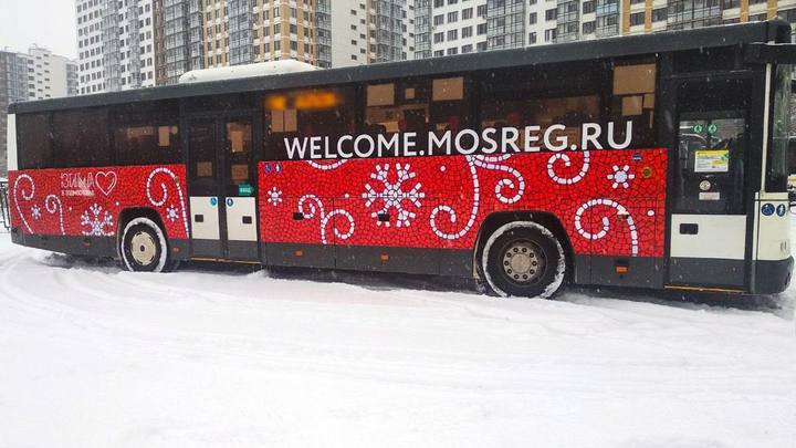 70 автобусов «Мострансавто» получили новогоднюю раскраску и англоязычные надписи
