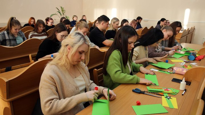 В Челябинске студенты ЮУрГГПУ изготовили открытки ручной работы для участников СВО