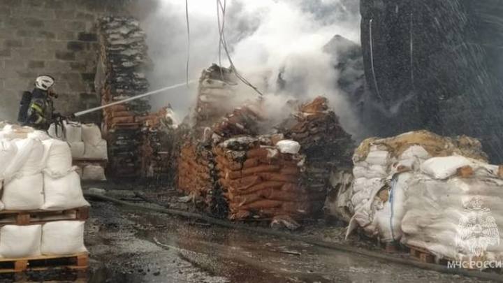 Пожар на складах с целлюлозой в Аксае полностью потушен