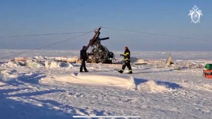 Ми-8 достали со дна: экипаж обнаружен внутри самолёта