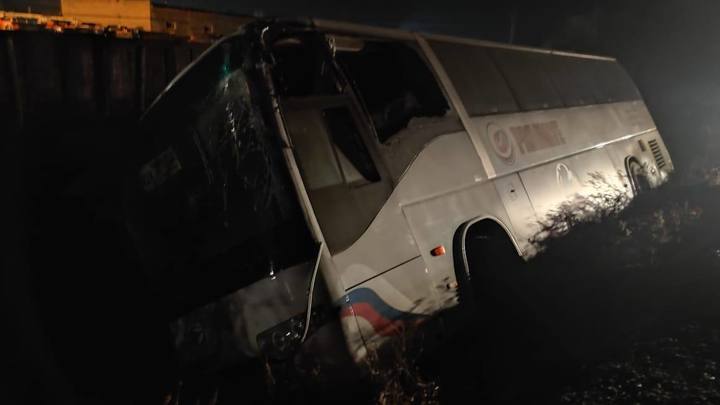 В Приморье автобус с пассажирами съехал в кювет, уходя от столкновения