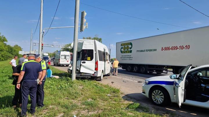 В Рязанской области бензовоз врезался в маршрутку: причина смертельной аварии