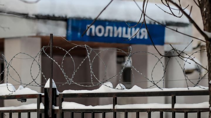 В полиции Петербурга объяснили смерть арестованного за езду без прав в отделе