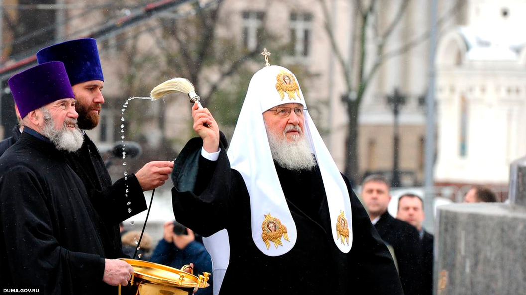 Патриарх Кирилл в Благовещение выпустил в небо белых голубей Патриарх Кирилл в Благовещение выпустил в небо белых голубей