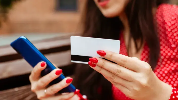 В Новосибирске пассажирка по ошибке перевела водителю маршрутки 18 тысяч рублей