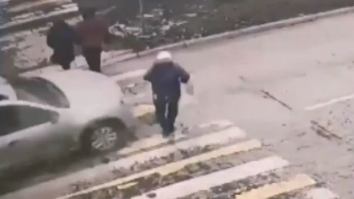 В Челябинске появилось видео кроссовера, который задавил женщину на переходе