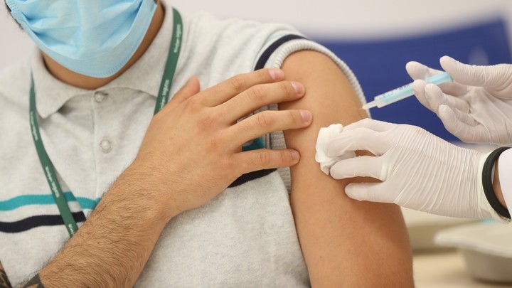 Минздрав Японии объяснил причину почерневшей вакцины Moderna