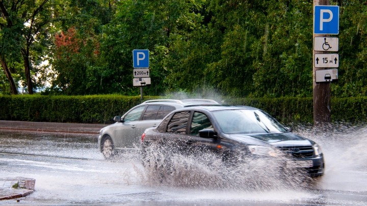 Махачкала ушла под воду: Ливни парализовали движение в городе
