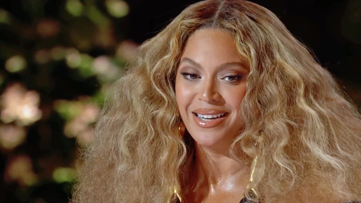 Родная, тут нужен кокошник! - В России оценили новый концертный костюм Бейонсе. Сигнал Киркорову?