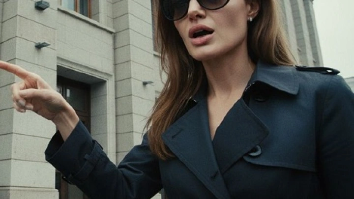 Зачем говорить о том, что у неё вывернулось веко: Дизайнер объяснила причину изменения черт лица Анджелины Джоли