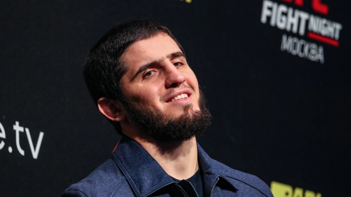 Ислам Махачев сдал титул чемпиона UFC: что стоит за его переходом в полусредний вес
