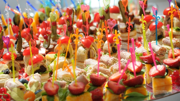 Иностранных наёмников встречал Абрамович. С айфонами и канапе