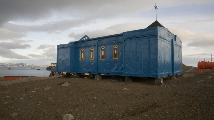 Полярник попытался заколоть товарища в столовой антарктической станции