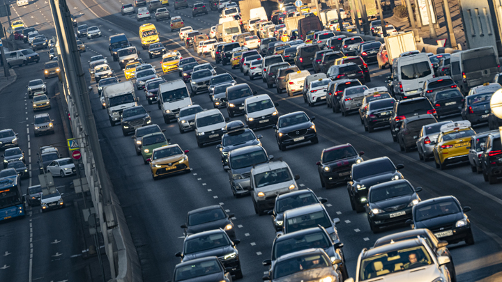 Автоэксперт предложил выдавать водительские права в России с 24 лет