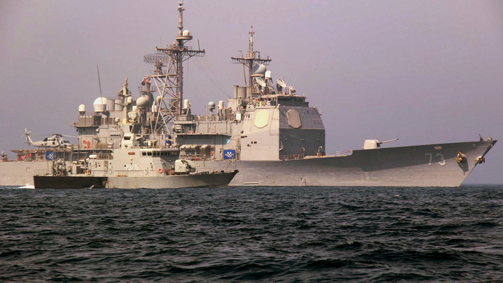 В Красном море идут бои между ВМС США и катерами хуситов