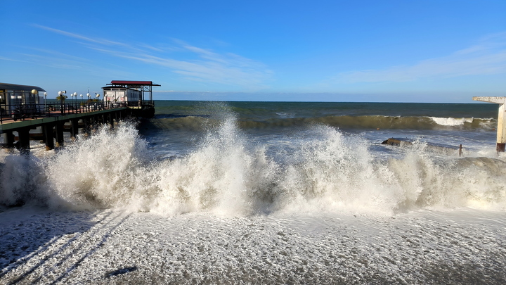 Последствия мегашторма: Момент массовой аварии судов в Керченском проливе попал на видео