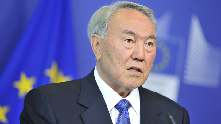 Назарбаева убрали с поста. И с постамента