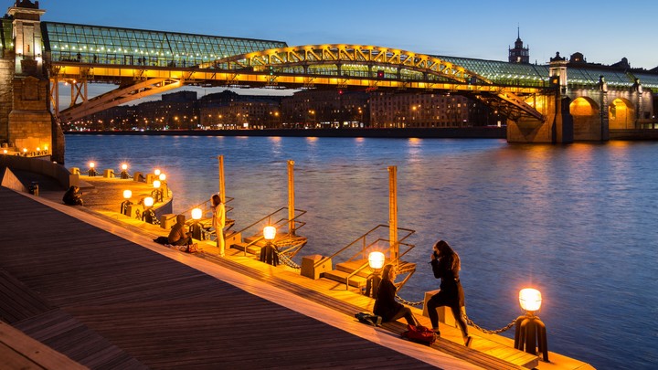 Уличное освещение Москвы перешло на летнее время