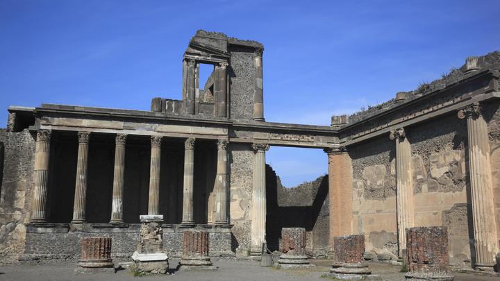 Проклятие прошлого: Сувениры из Помпеи чуть не свели канадку в могилу