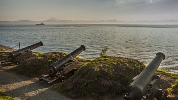 Пятно на 500 метров: В бухте на Камчатке разлились нефтепродукты